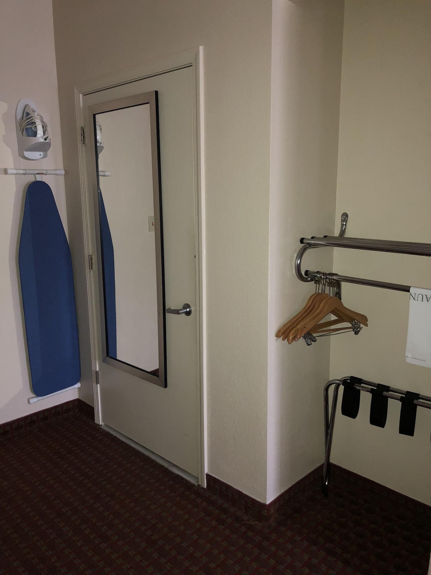 Millennium Inn Ellisville Bagian luar foto