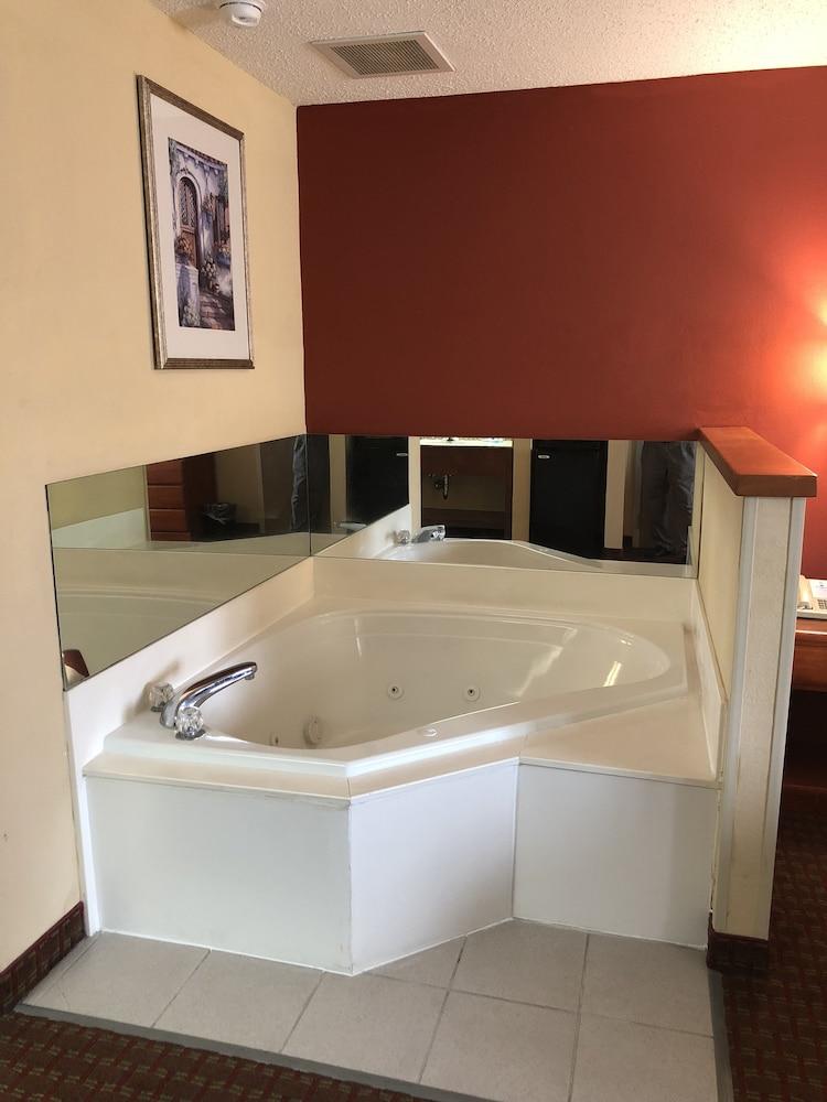 Millennium Inn Ellisville Bagian luar foto