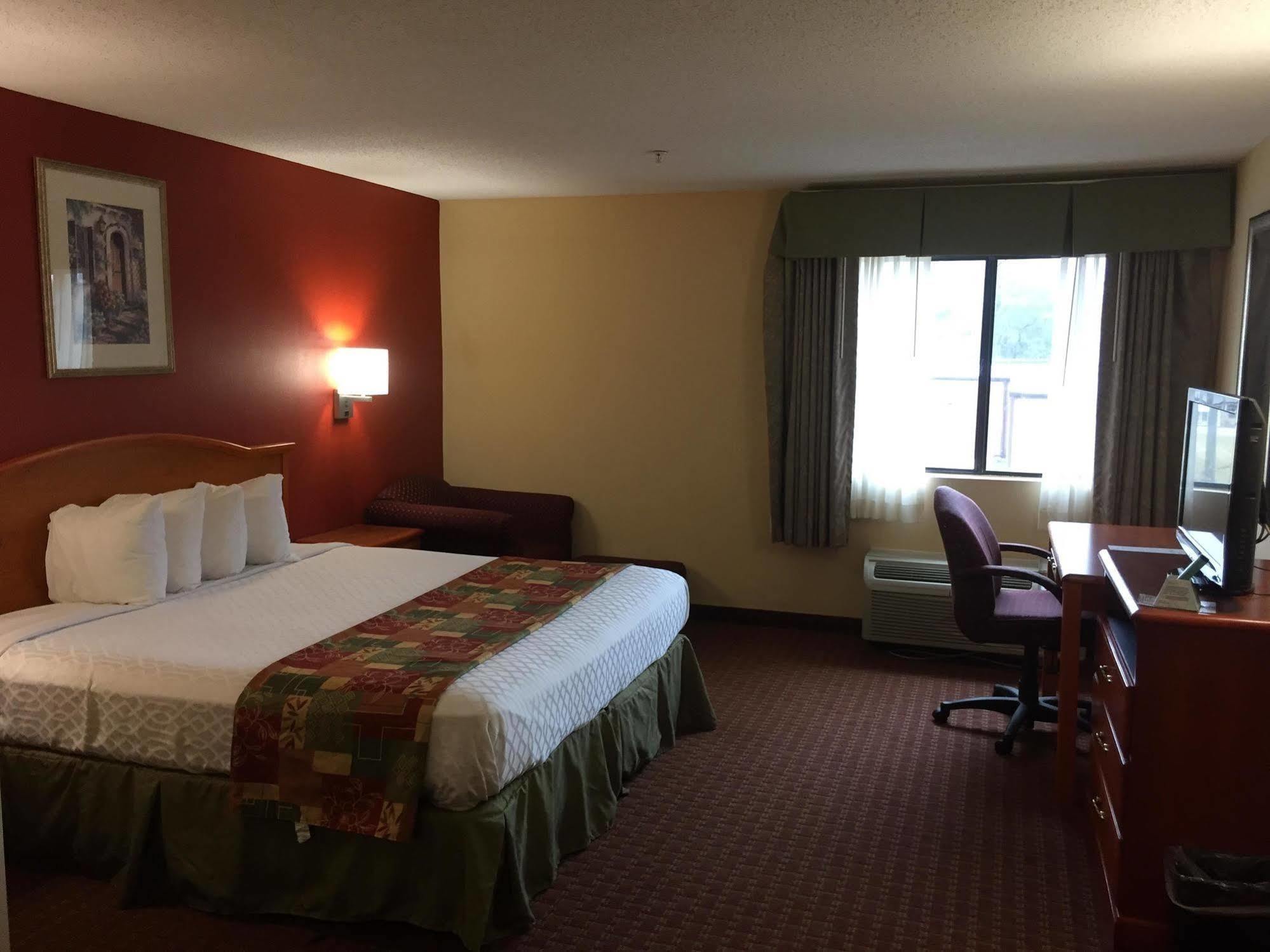 Millennium Inn Ellisville Bagian luar foto