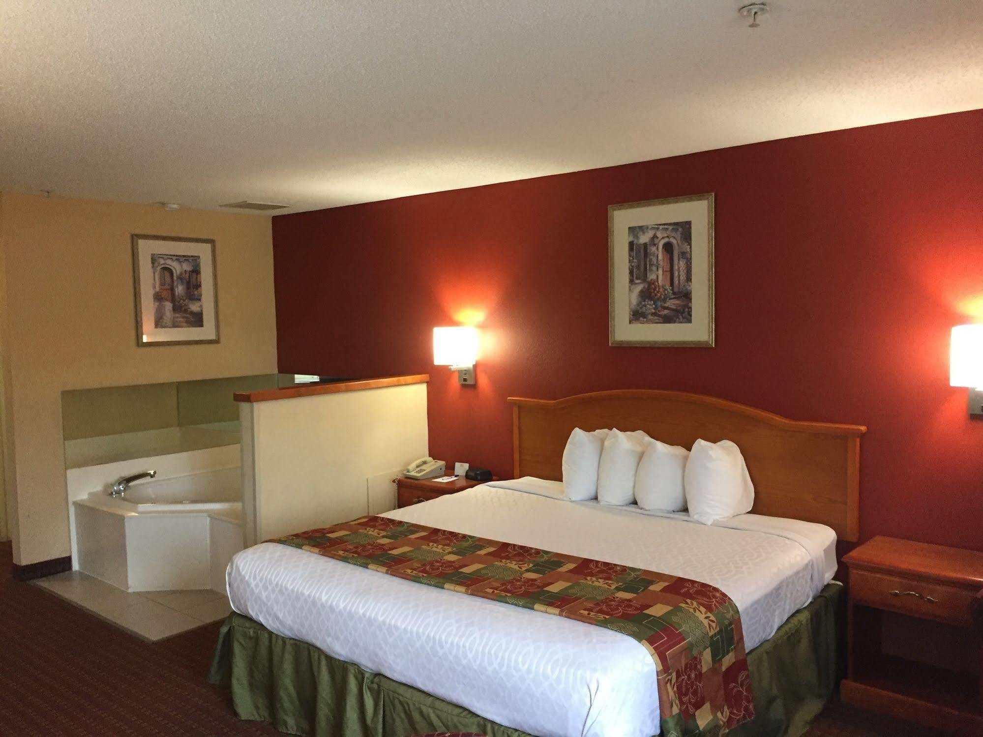 Millennium Inn Ellisville Bagian luar foto